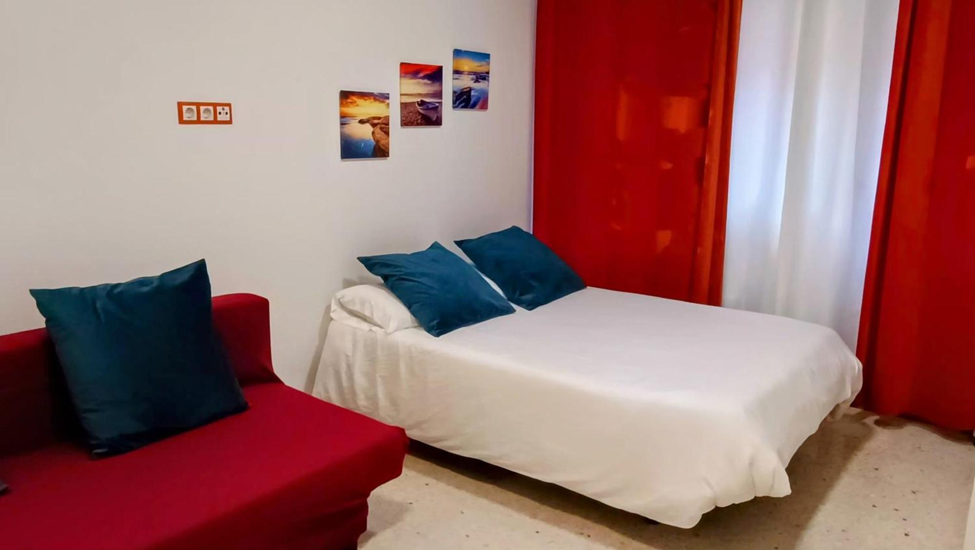 Hostal Estudios Бадалона Екстериор снимка
