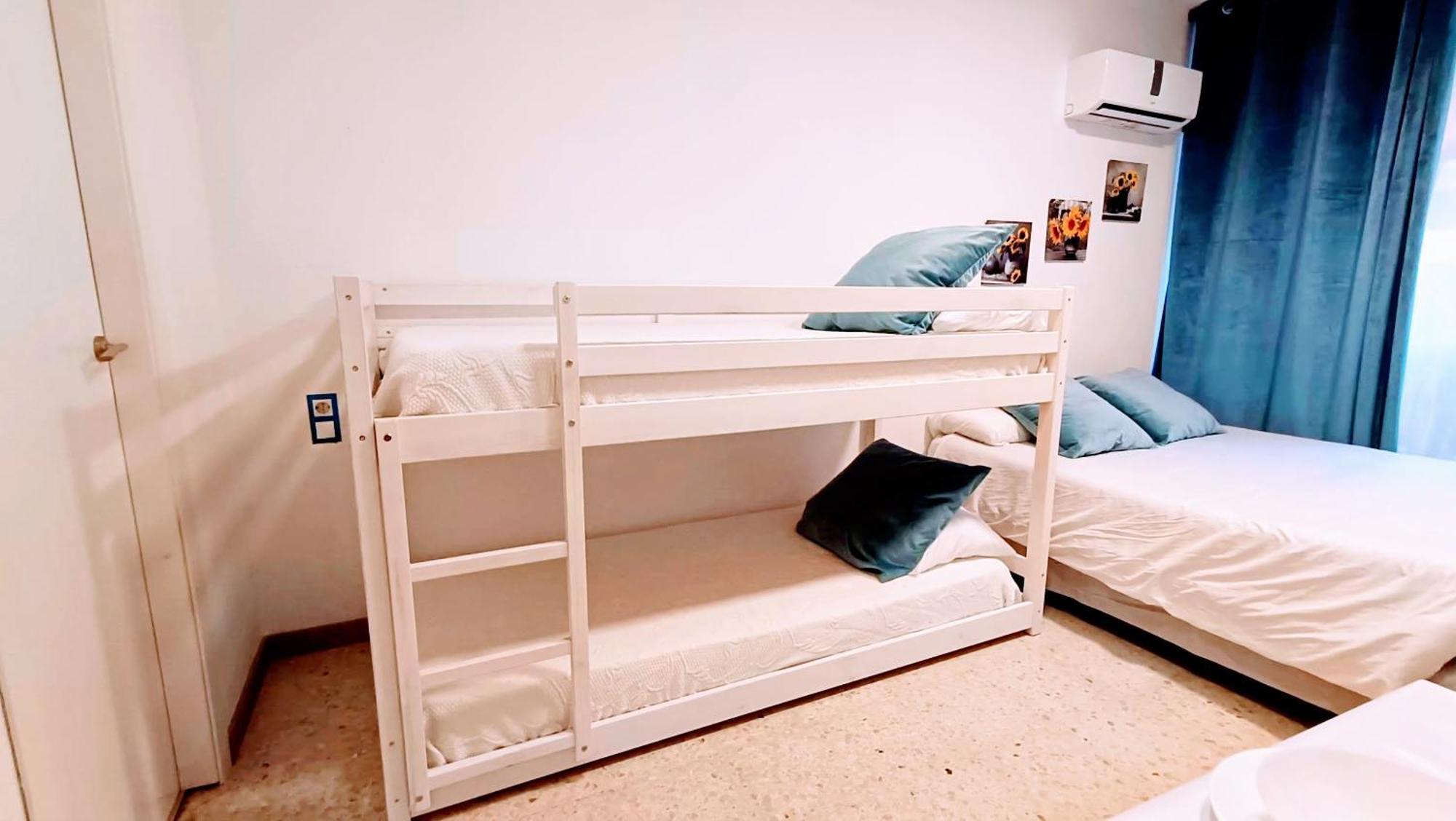 Hostal Estudios Бадалона Екстериор снимка