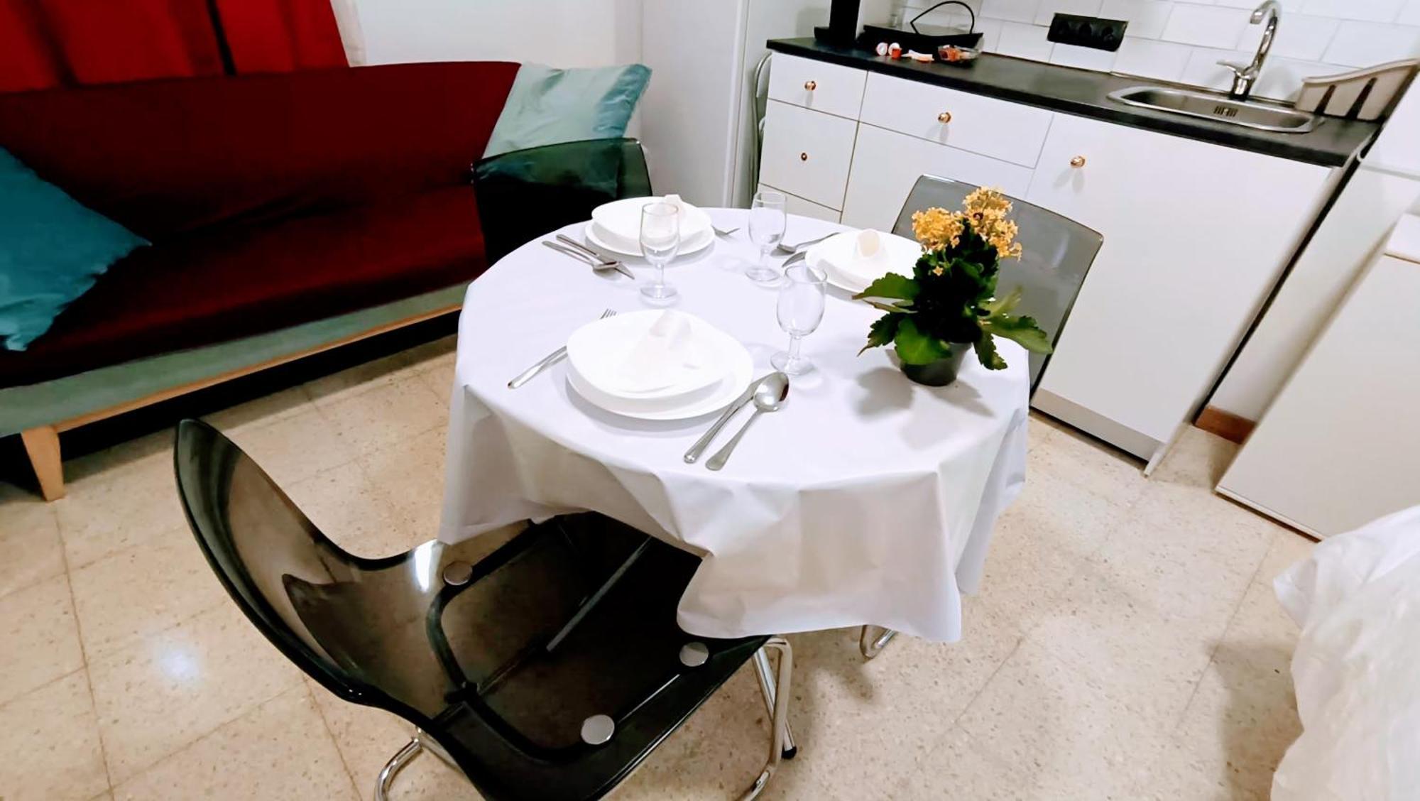 Hostal Estudios Бадалона Екстериор снимка