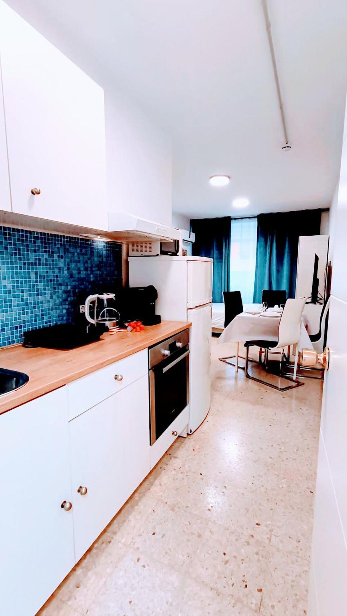 Hostal Estudios Бадалона Екстериор снимка
