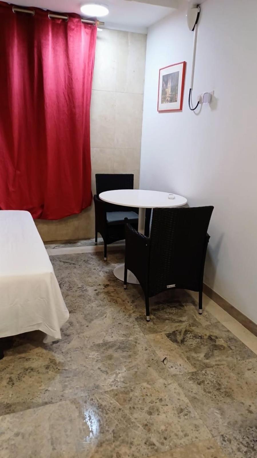 Hostal Estudios Бадалона Екстериор снимка