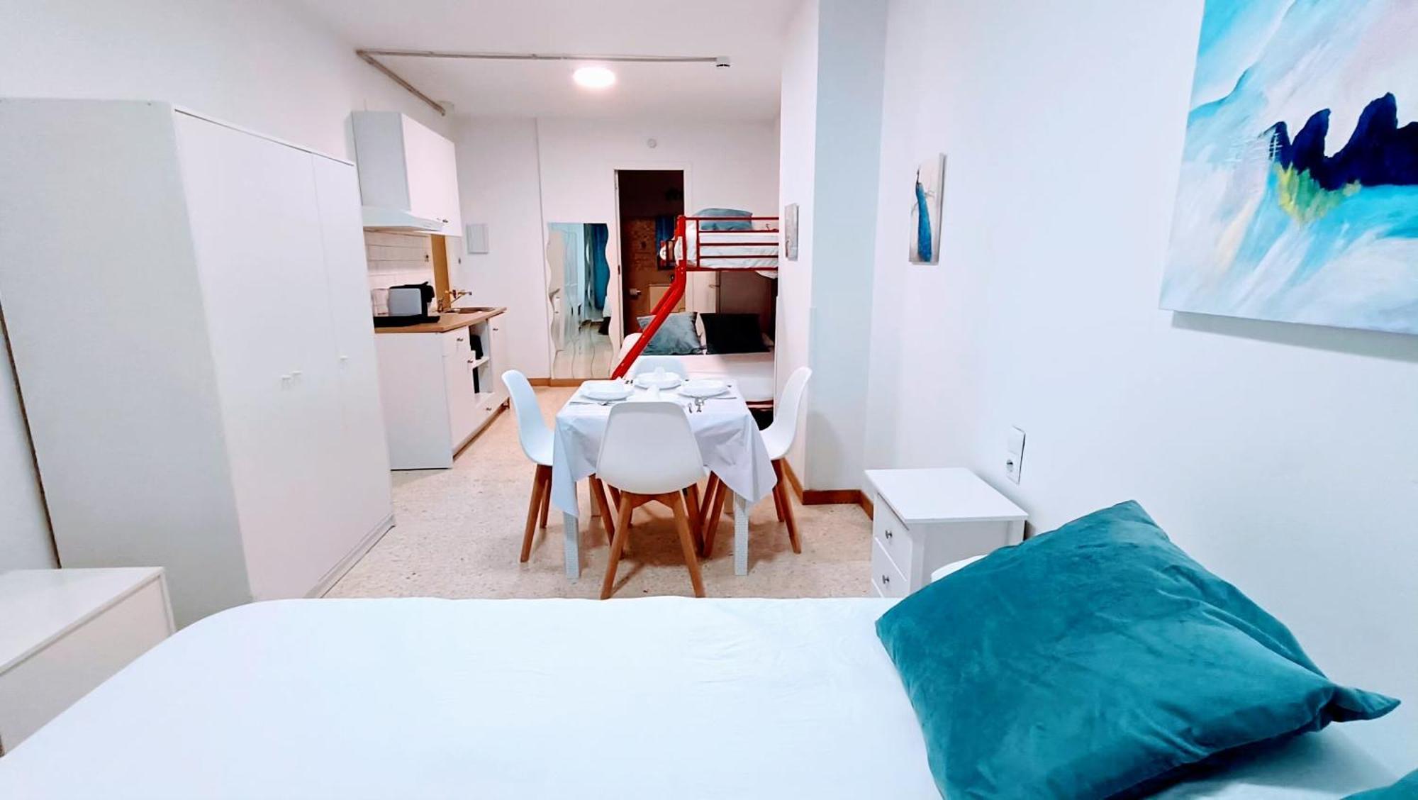 Hostal Estudios Бадалона Екстериор снимка
