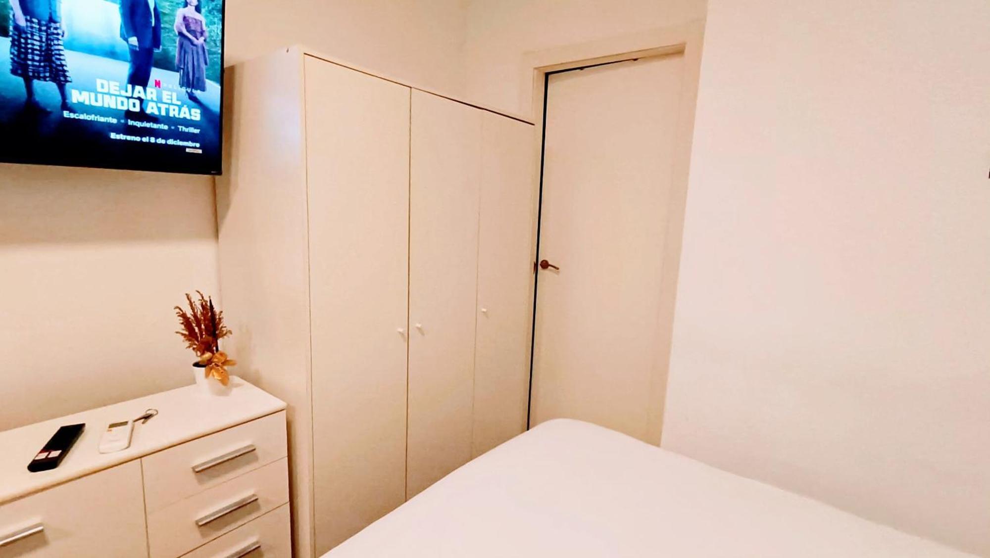 Hostal Estudios Бадалона Екстериор снимка
