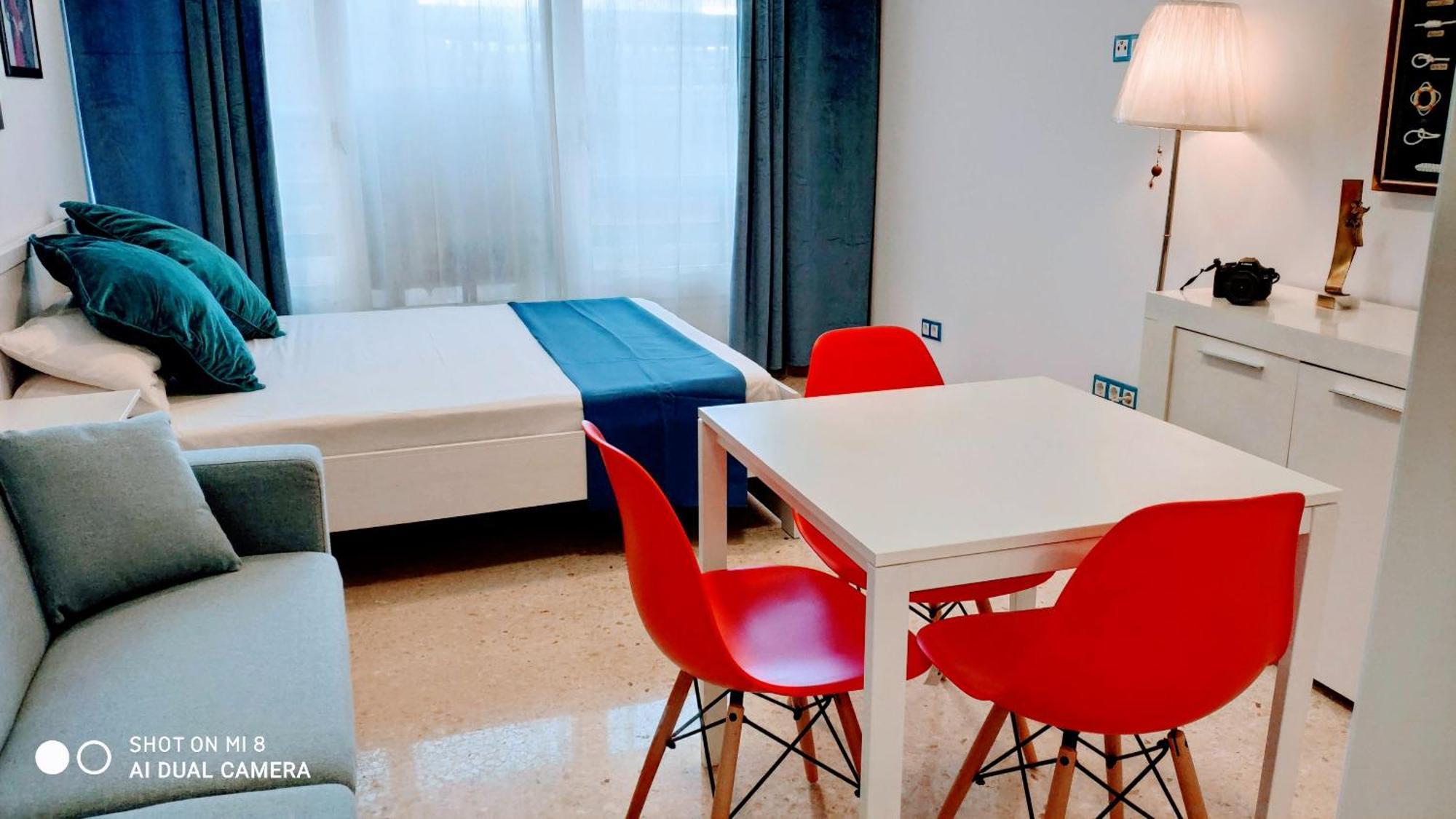 Hostal Estudios Бадалона Екстериор снимка