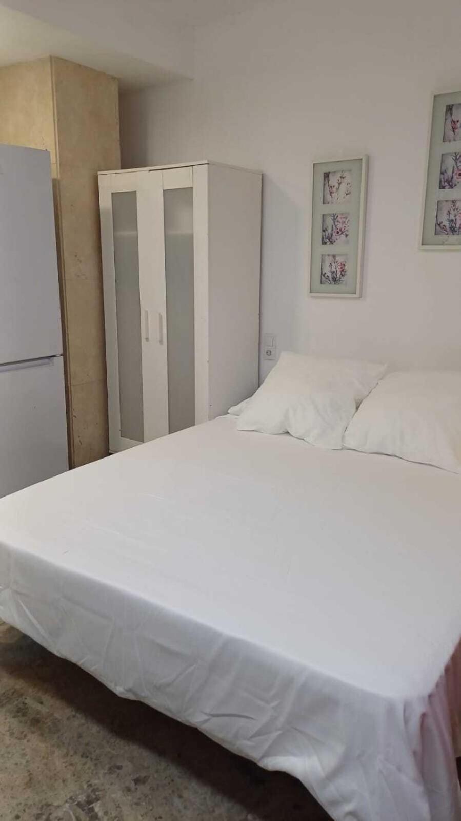 Hostal Estudios Бадалона Екстериор снимка