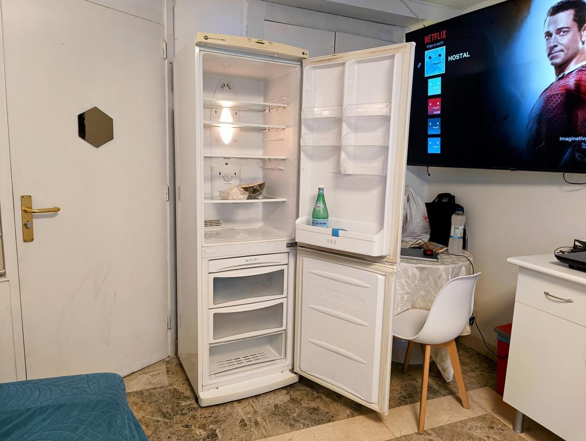 Hostal Estudios Бадалона Екстериор снимка